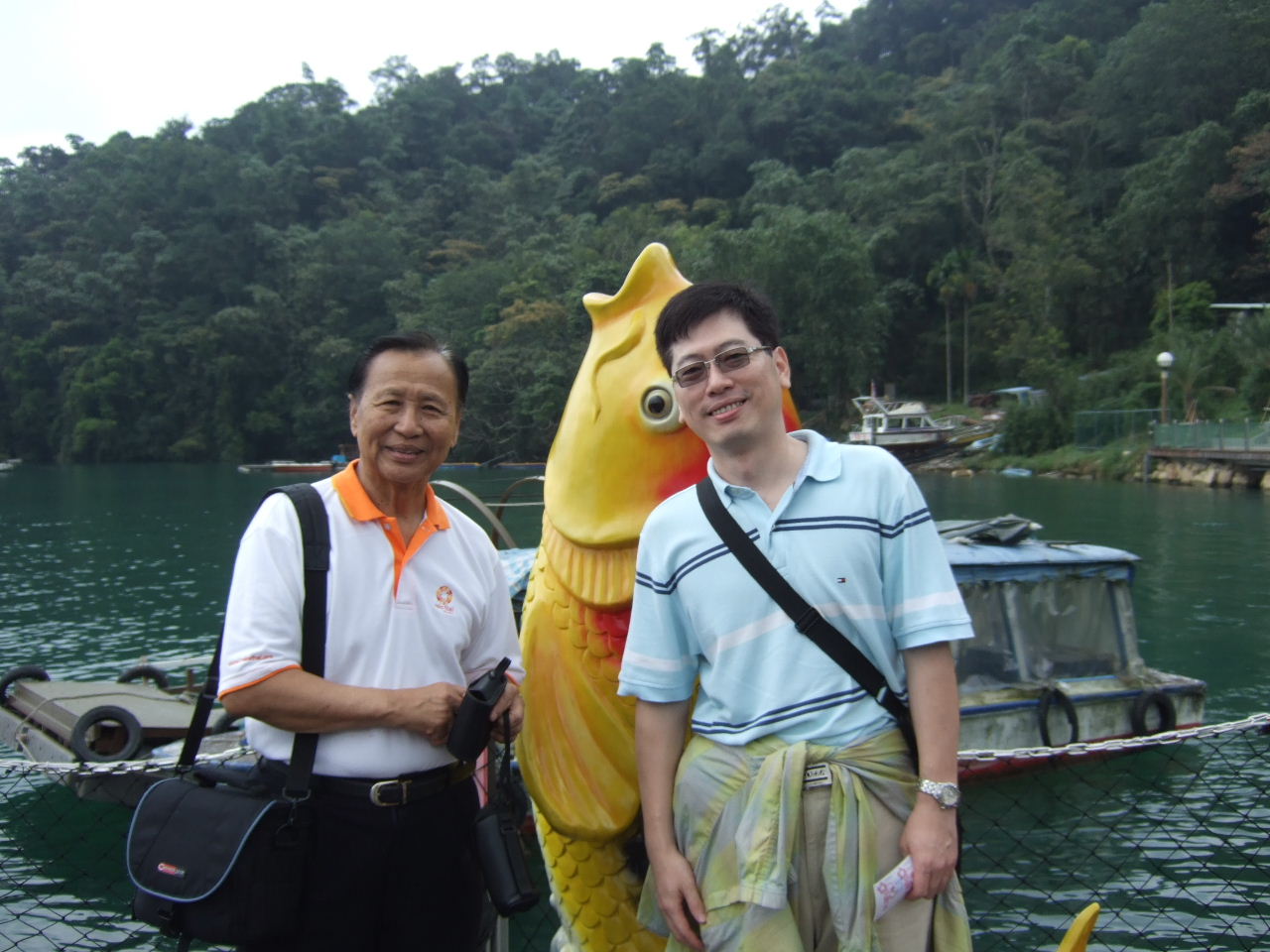 2010年9月29日，朱海成教授陪同泰國前外交部長Dr. Krasae Chanawongse參訪日月潭