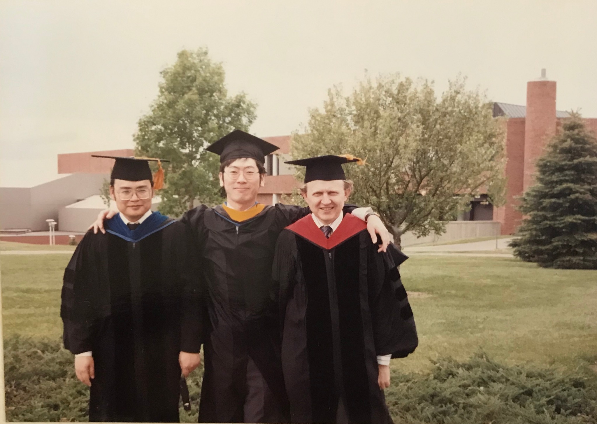 1996年5月 SUNY Binghamton 博士畢業典禮，左側為張育樂教授