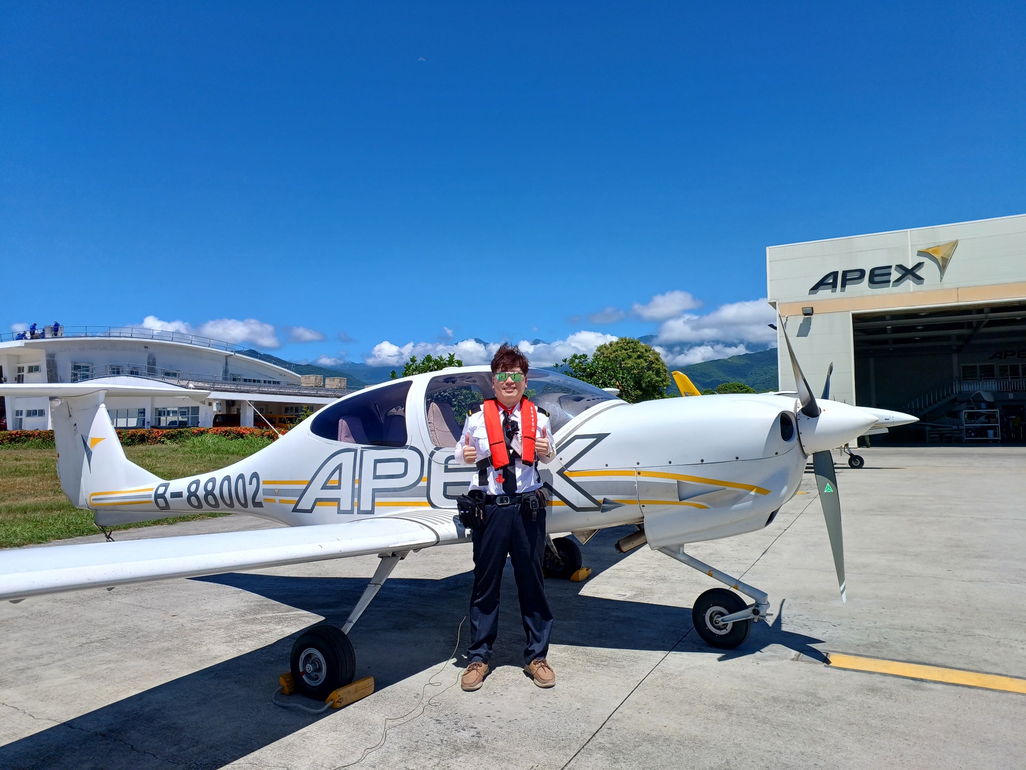 朱海成教授身穿飛行制服站在 Diamond DA40 NG 飛機旁