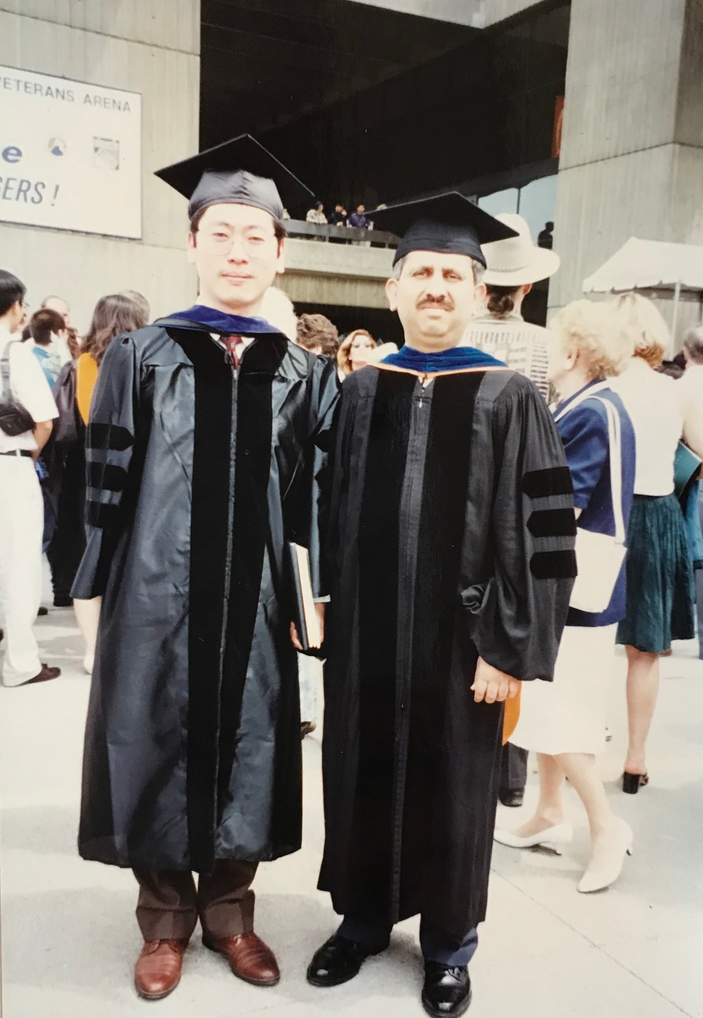 1996年5月 SUNY Binghamton 博士畢業典禮，朱海成與博士指導教授 Krishnaswami Srihari 教授合影