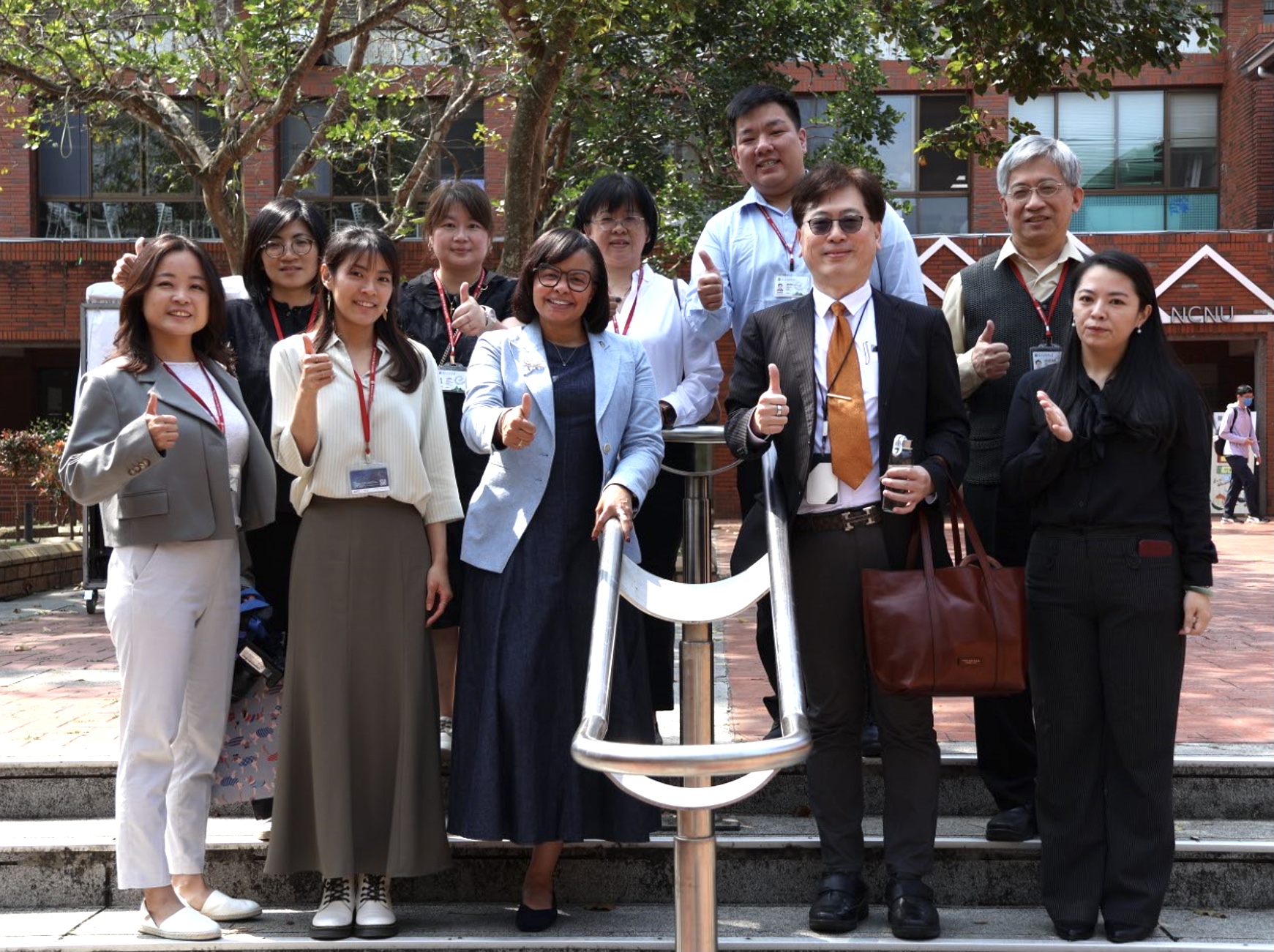 國際處團隊與貝里斯駐臺大使 H.E. Katherine Vanessa Meighan 合影
