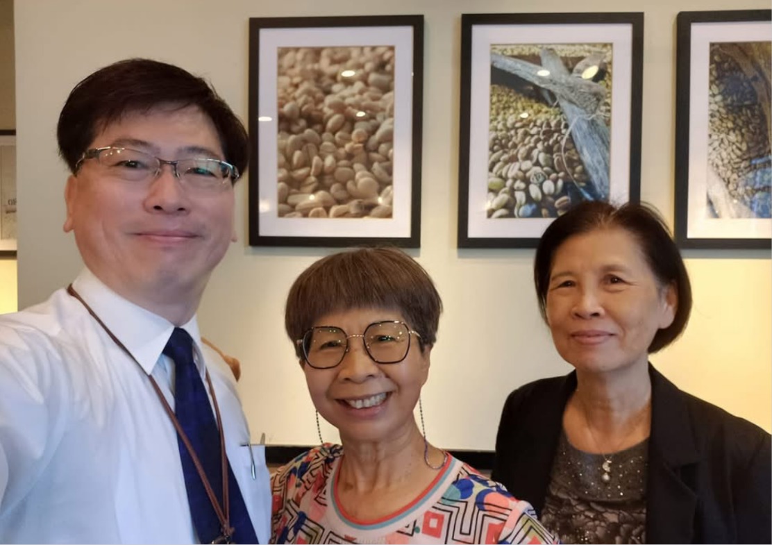2023年朱海成教授與國中班導師蘇湘玲老師及國文老師李麗芳老師相聚合影