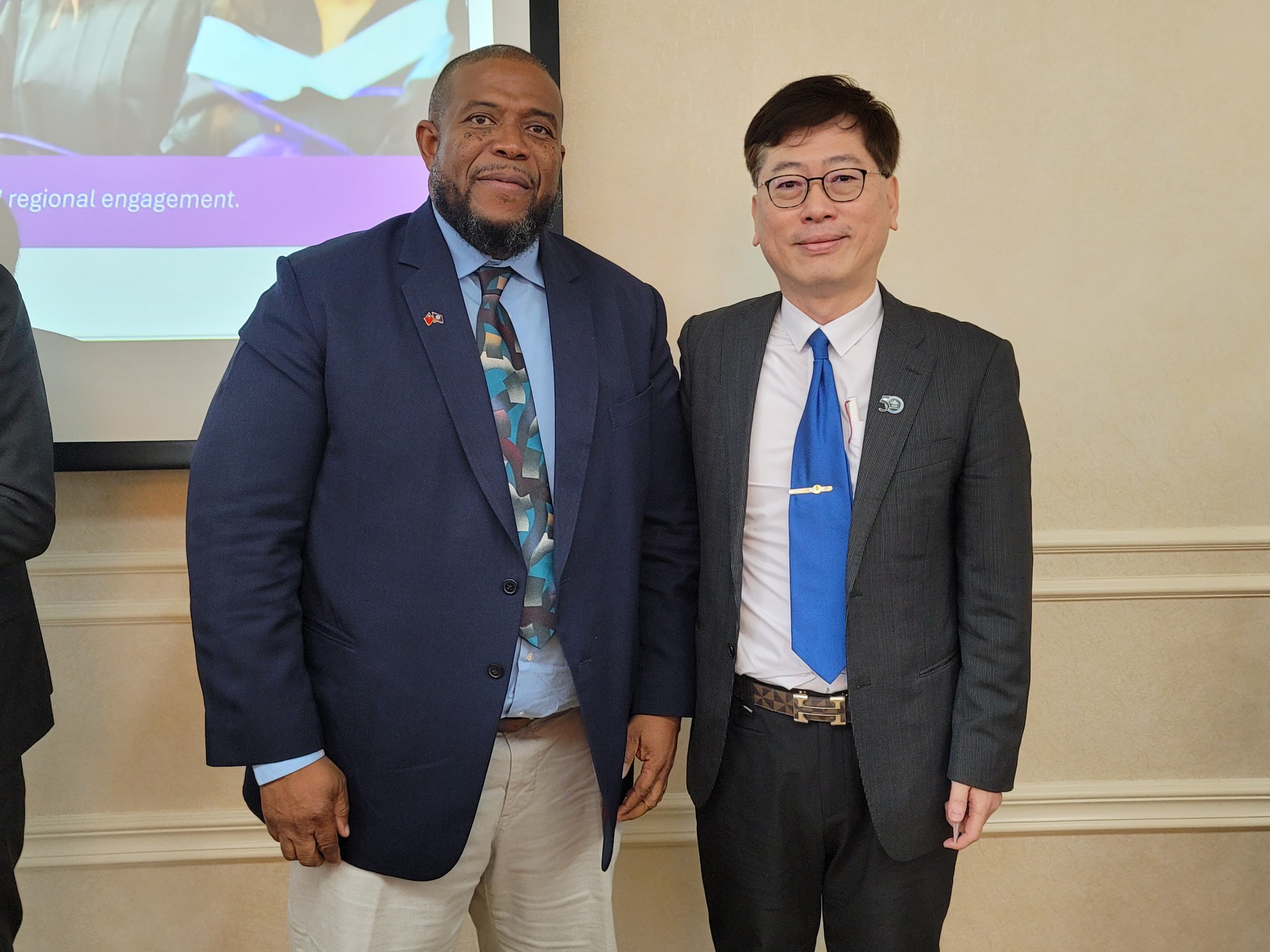 朱海成教授與貝里斯大學校長 Dr. Vincent Palacio 合影