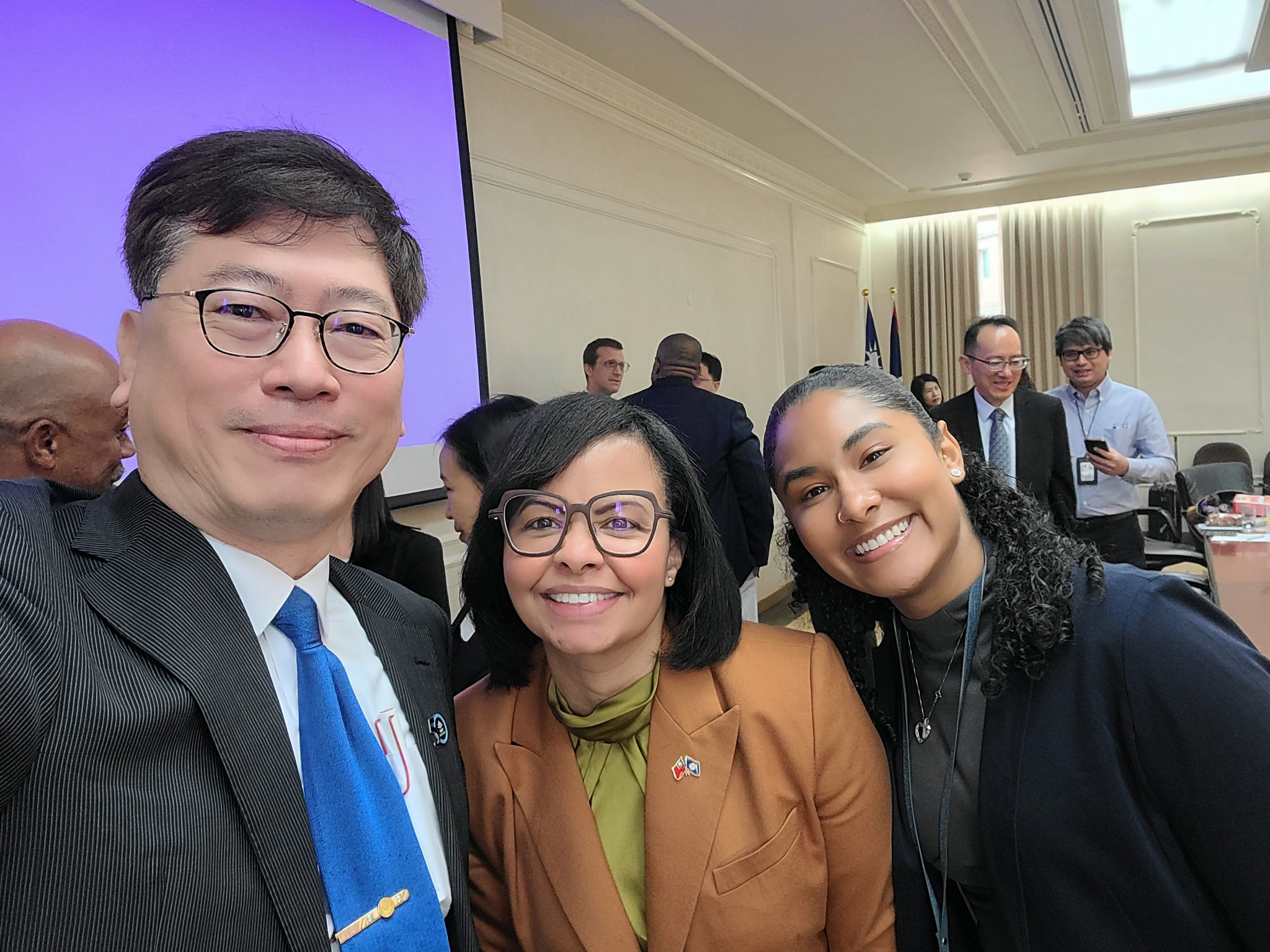 貝里斯駐臺大使 H.E. Katherine Meighan 與朱海成教授於教育交流會現場合影