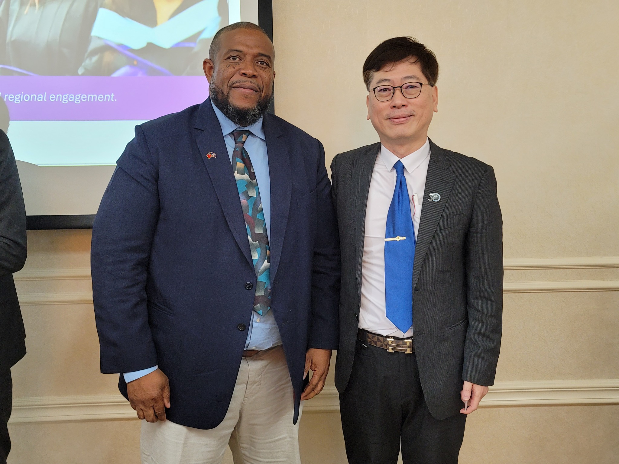貝里斯大學校長 Dr. Vincent Palacio 與朱海成教授合影